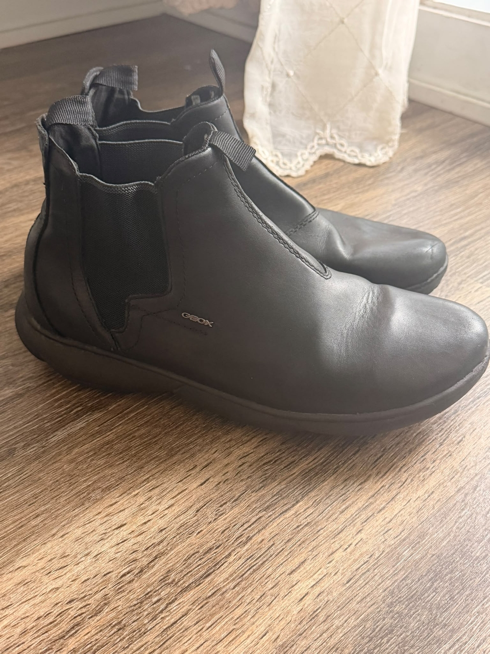 Geox Women's Black Leather Slip-On Chelsea Sneakers